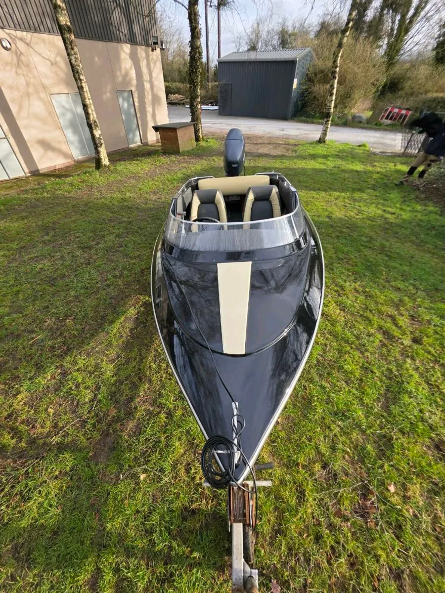 Fully renovated speed boat - Image 4