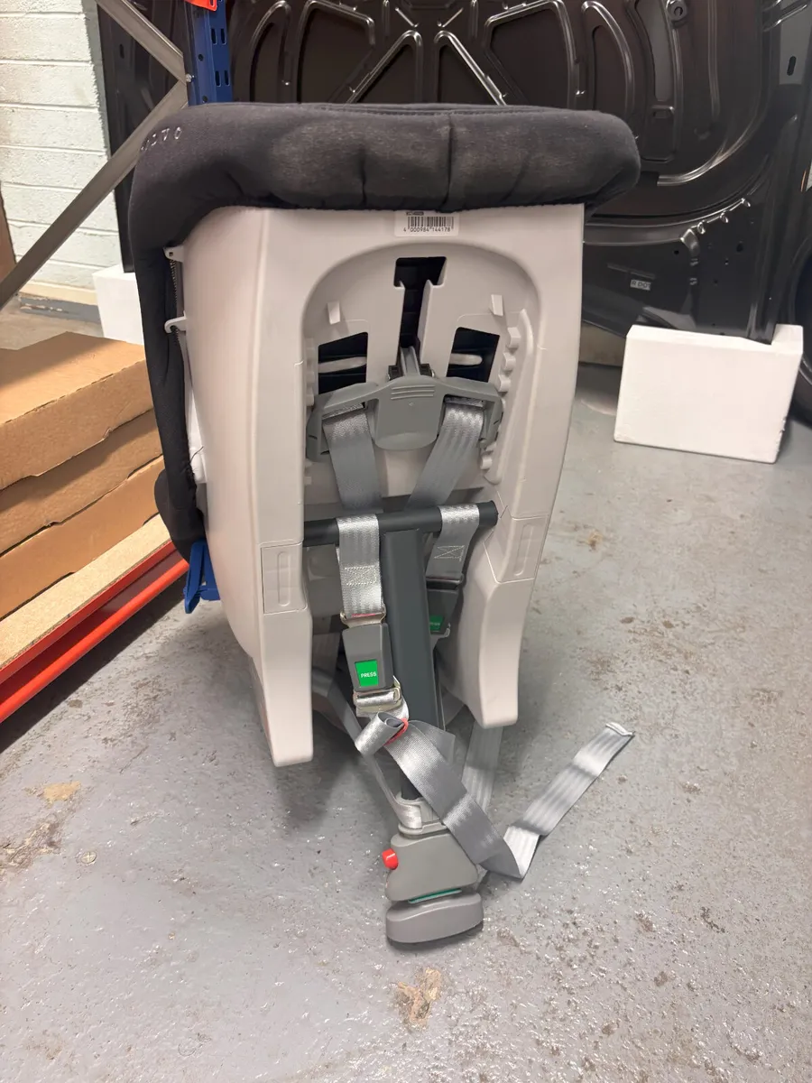 VOLVO CHILD SEAT 32332611 - Image 1