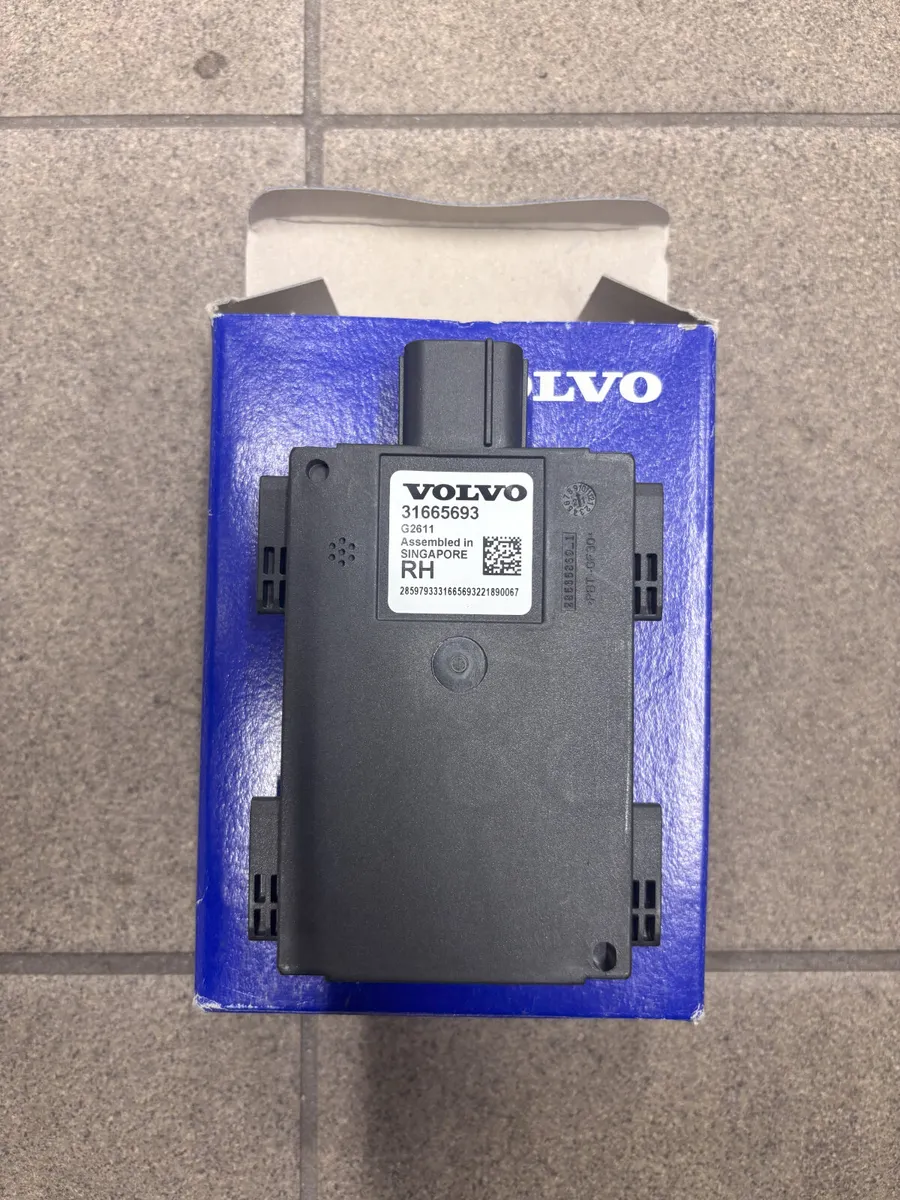 VOLVO COLLISION WARNING CONTROL UNIT 31665693 - Image 1