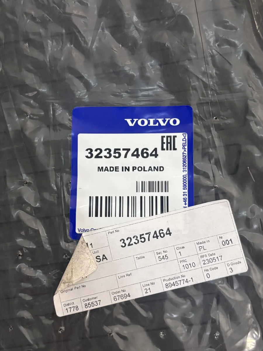 VOLVO CHARCOAL RUBBER MATS SET 323574 - Image 2