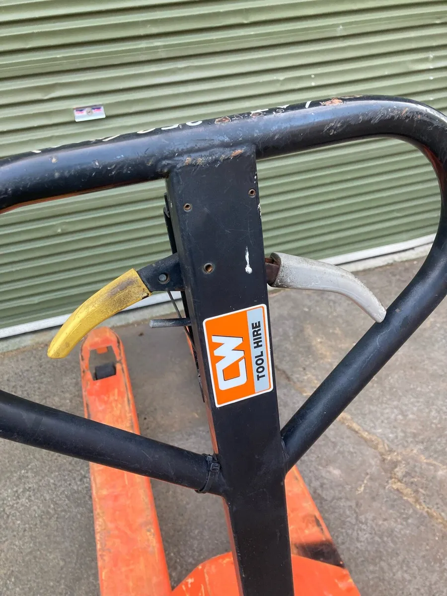 Pallet truck for sale - Image 3