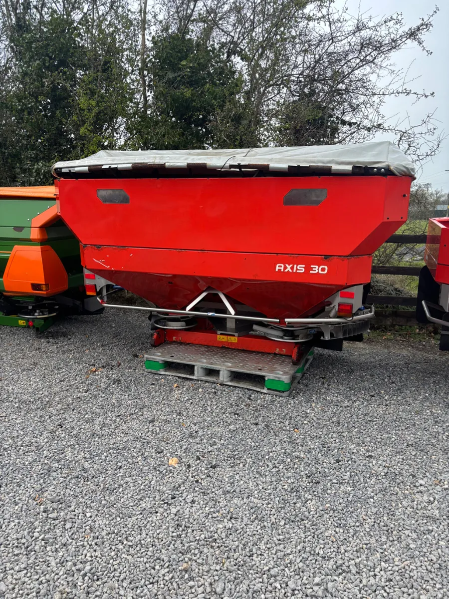 Kuhn Axis 30 fertiliser spreader - Image 2