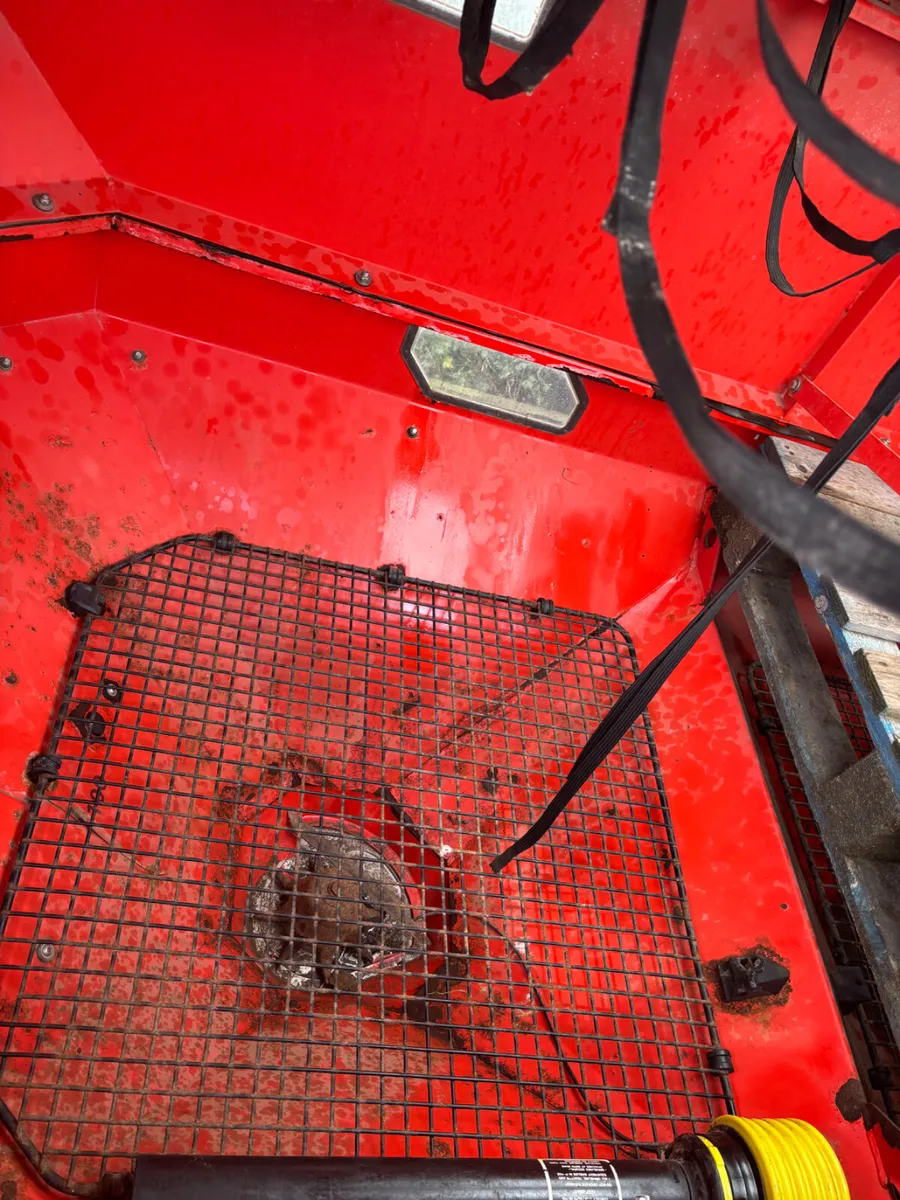 Kuhn Axis 30 fertiliser spreader - Image 4