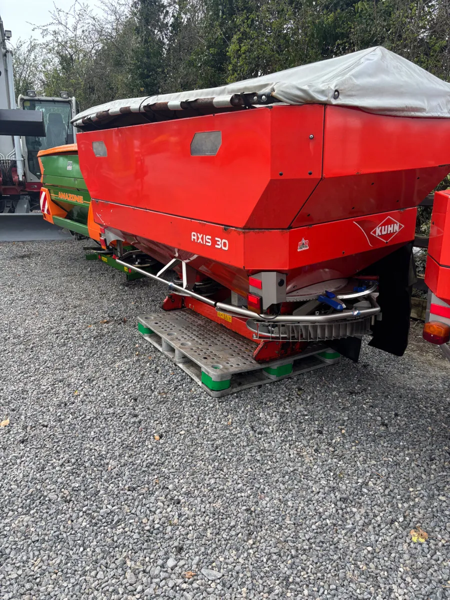 Kuhn Axis 30 fertiliser spreader - Image 1