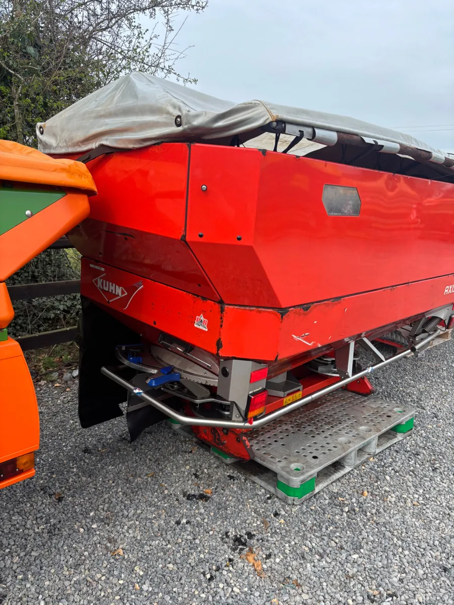 Kuhn Axis 30 fertiliser spreader - Image 3
