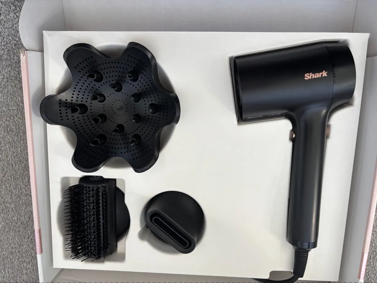 Shark IQ hairdryer with accessories - Image 2