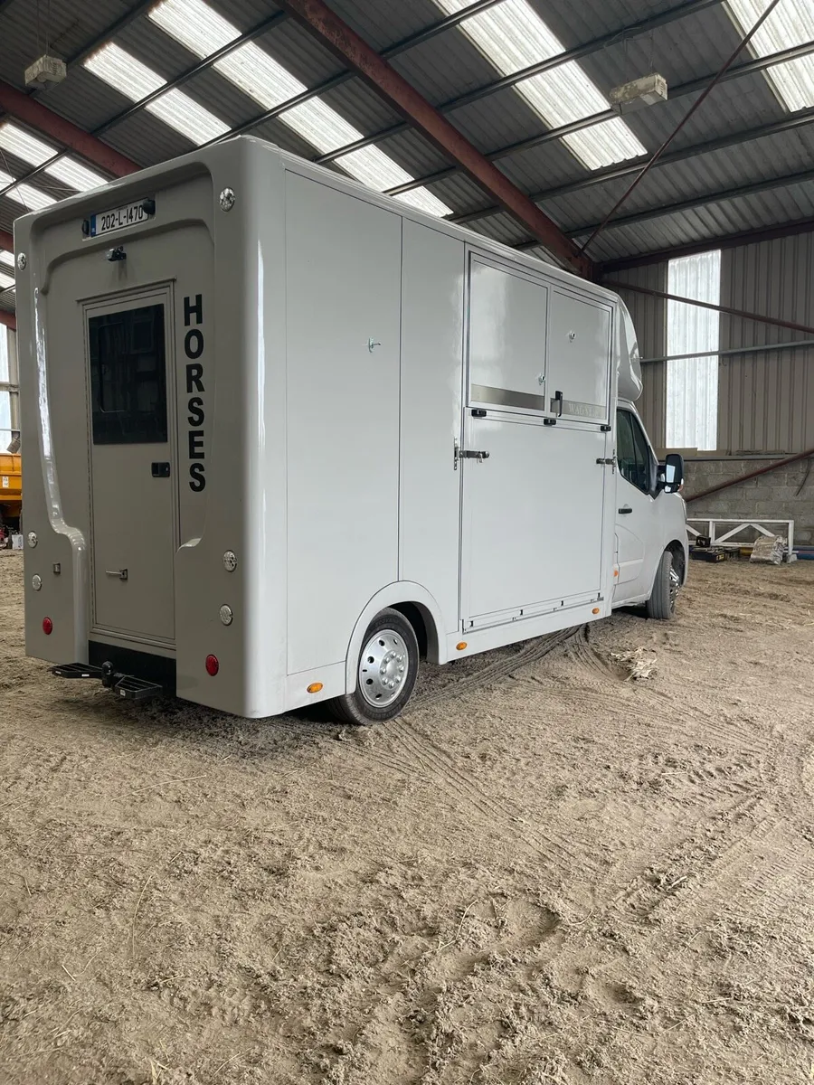 202 Renault Master 2 Horse Van - Image 2