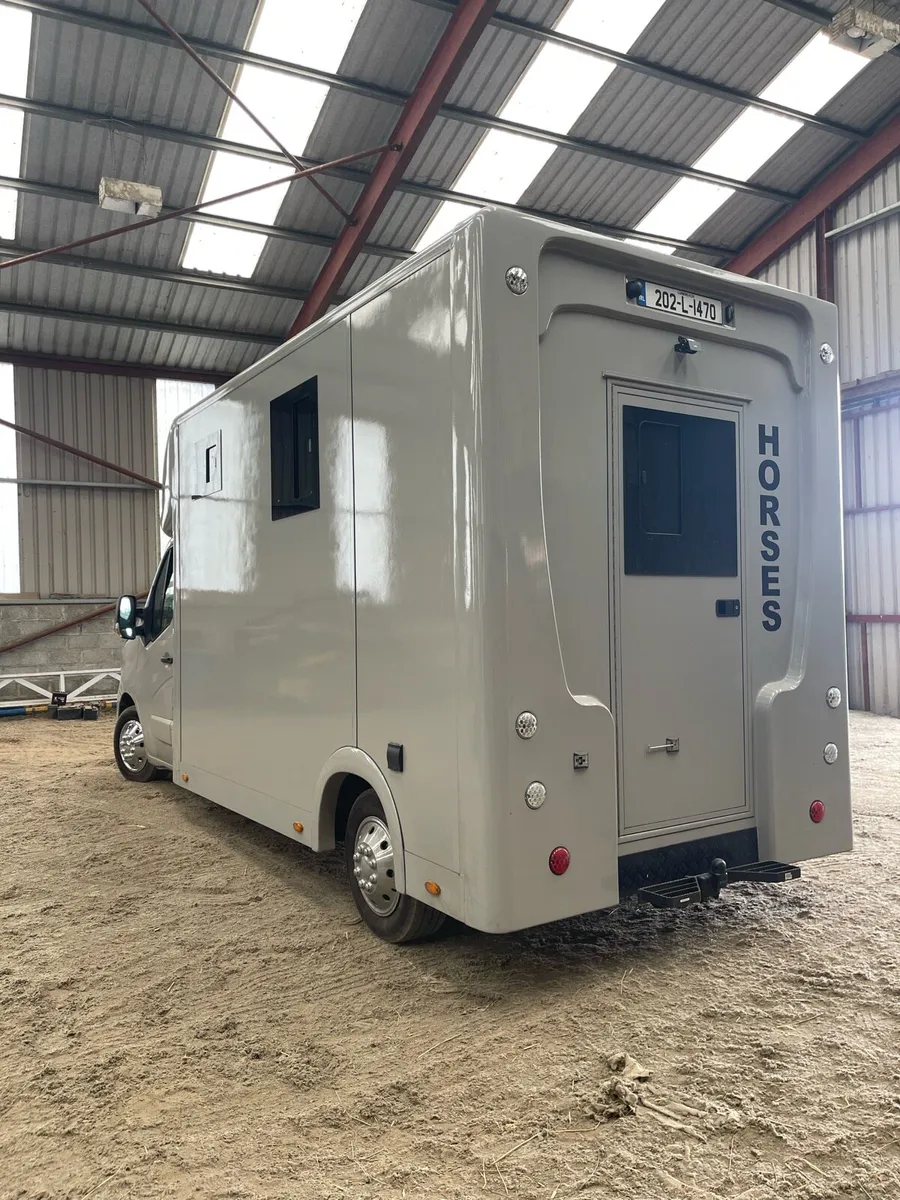 202 Renault Master 2 Horse Van - Image 3