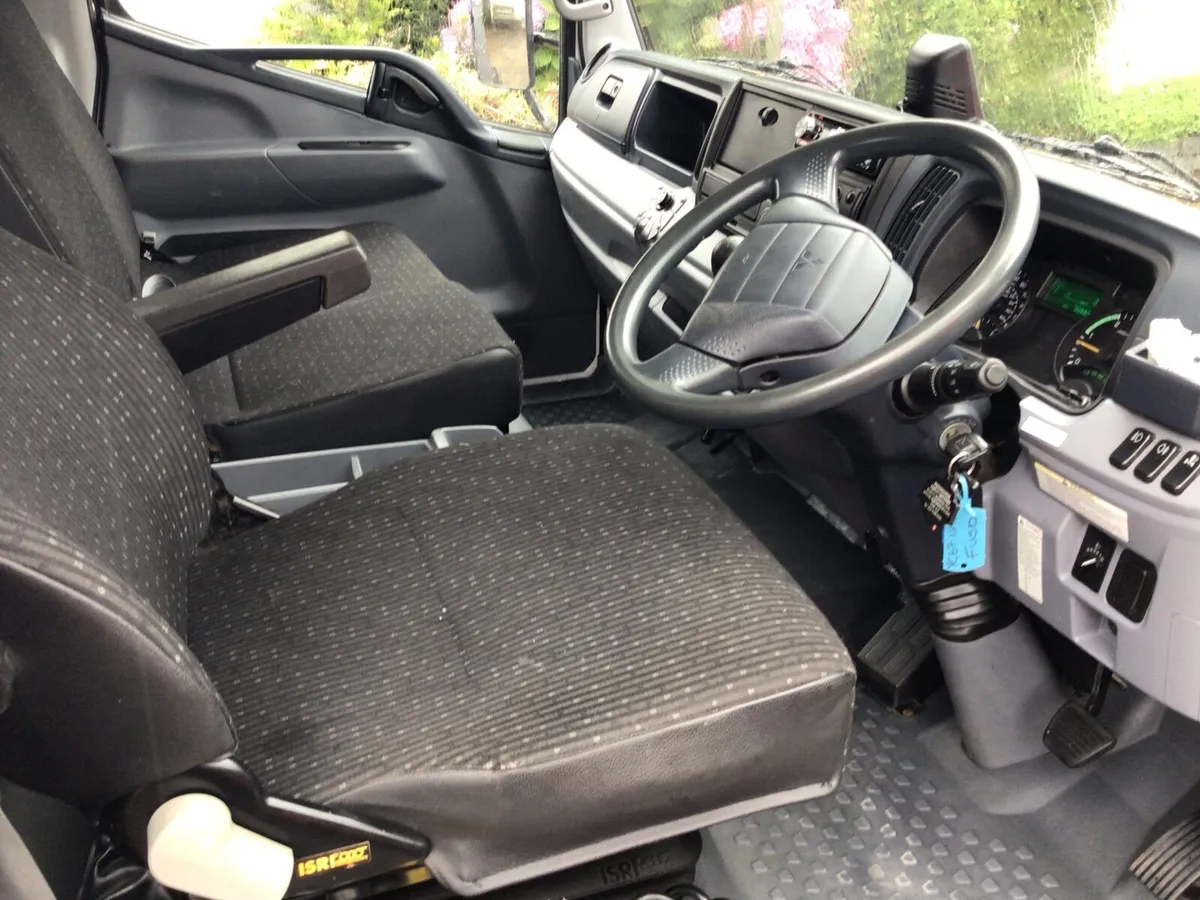 Dec 2017 Mitsubishi Canter 2017 automatic 47000 mi - Image 2