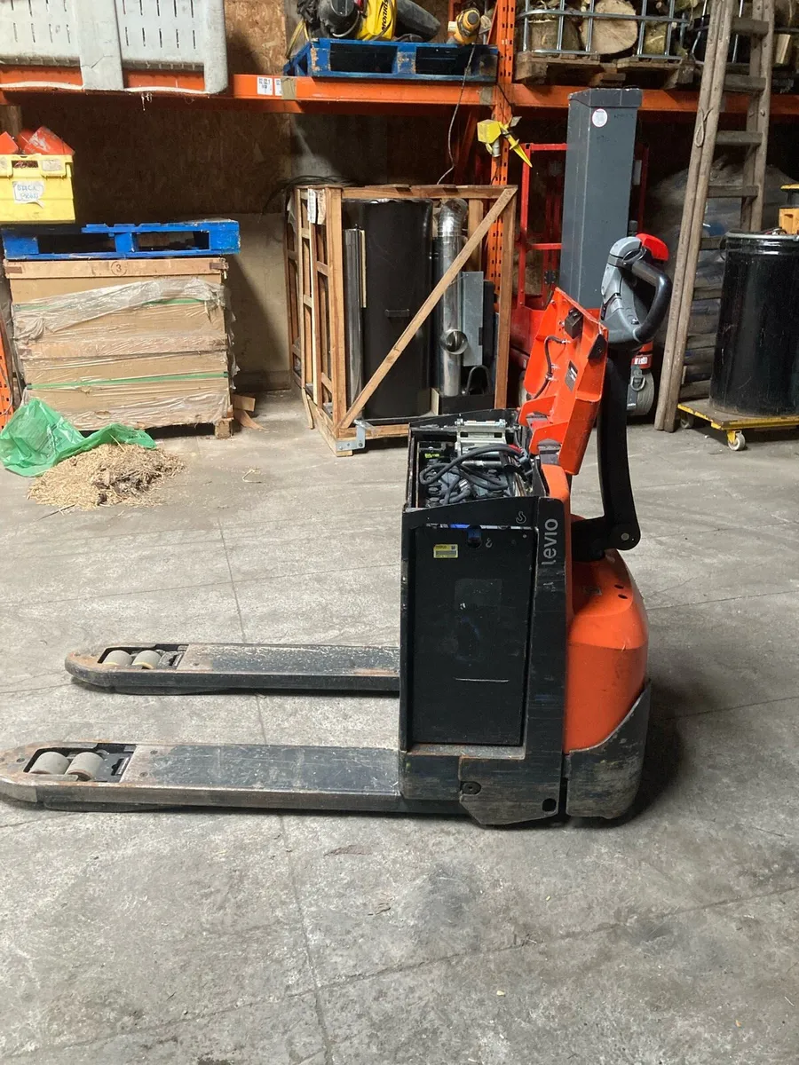 Toyota 24 volts Battery Pallet trucks - Image 3