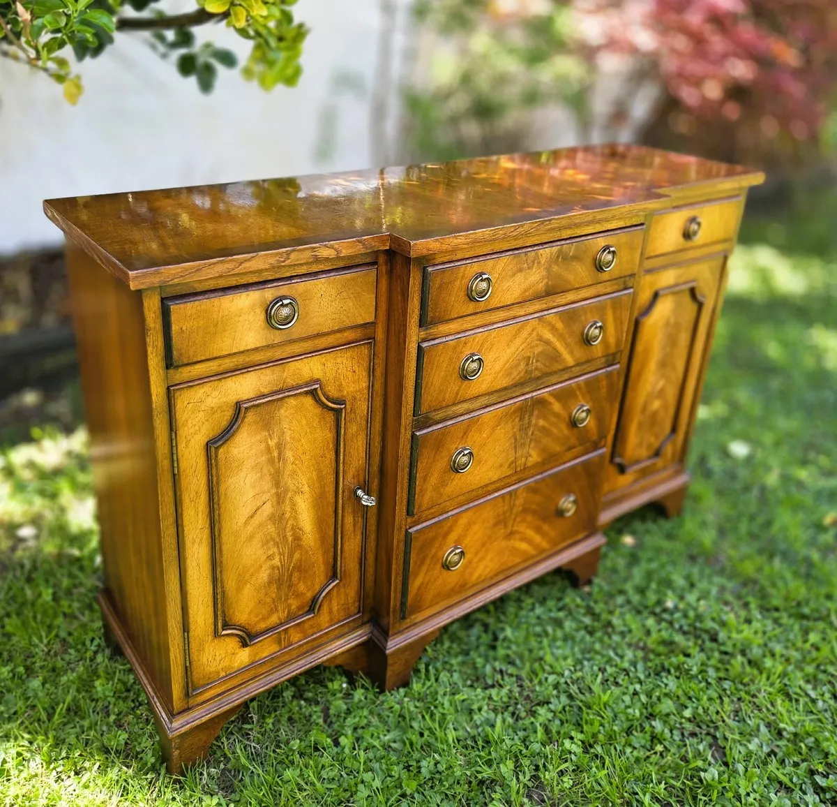 Compact Vintage Mahogany Breakfront Sideboard - Image 1
