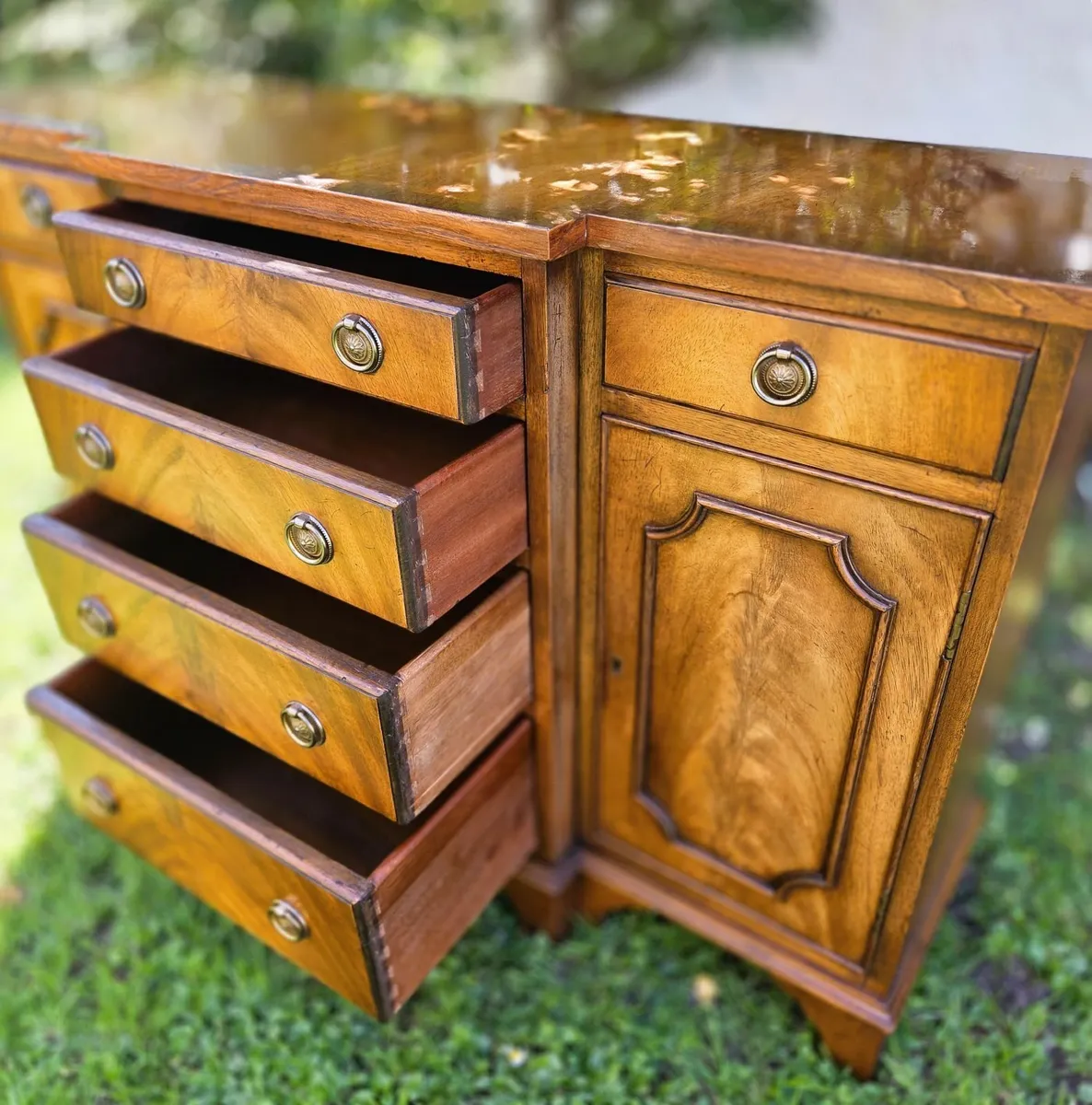 Compact Vintage Mahogany Breakfront Sideboard - Image 3