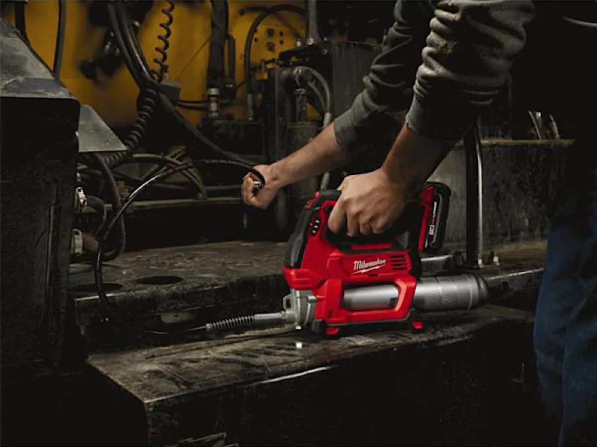 Milwaukee M18 Grease Gun Kit - Image 4