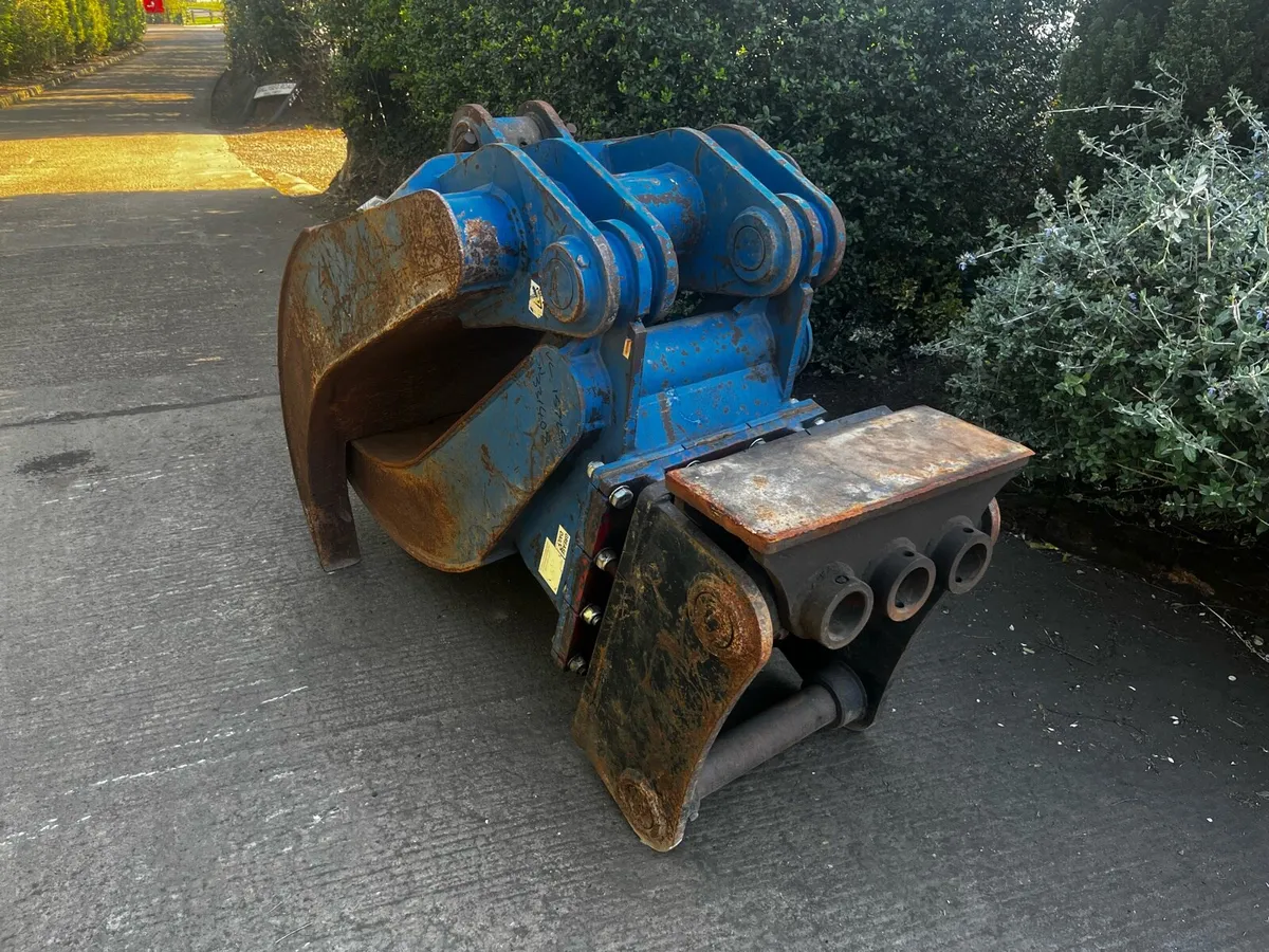 McQuaid grab - Image 1