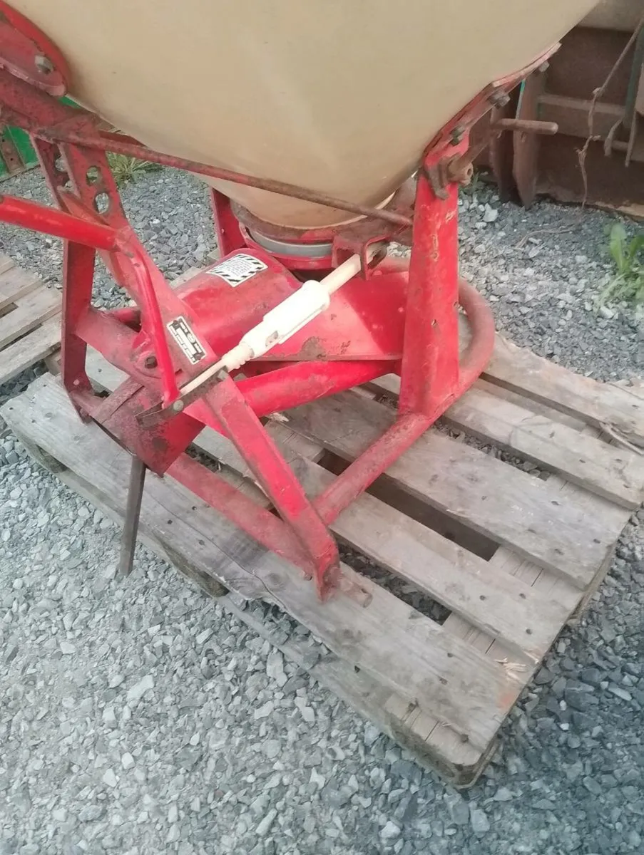 Vicon Fertilizer Spreaders all sizes - Image 4