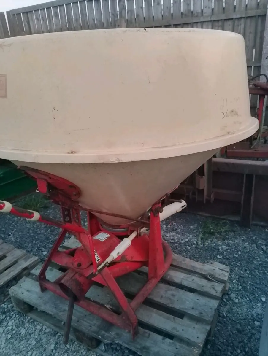 Vicon Fertilizer Spreaders all sizes - Image 1