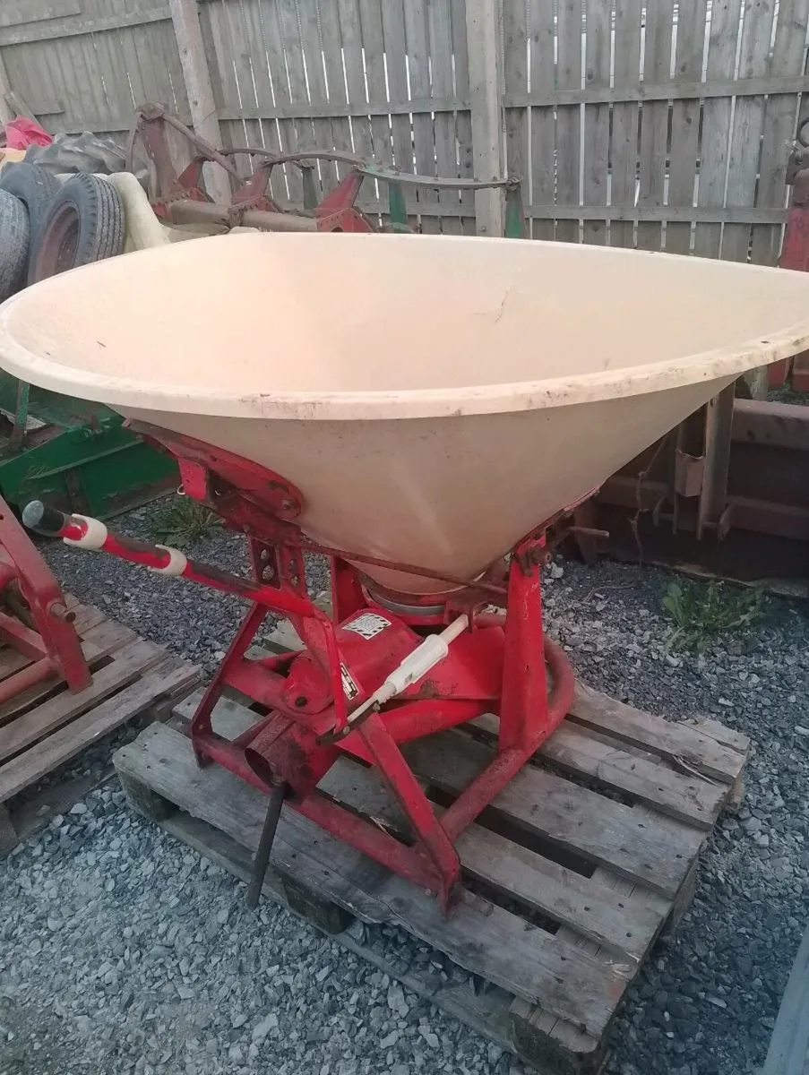 Vicon Fertilizer Spreaders all sizes - Image 3