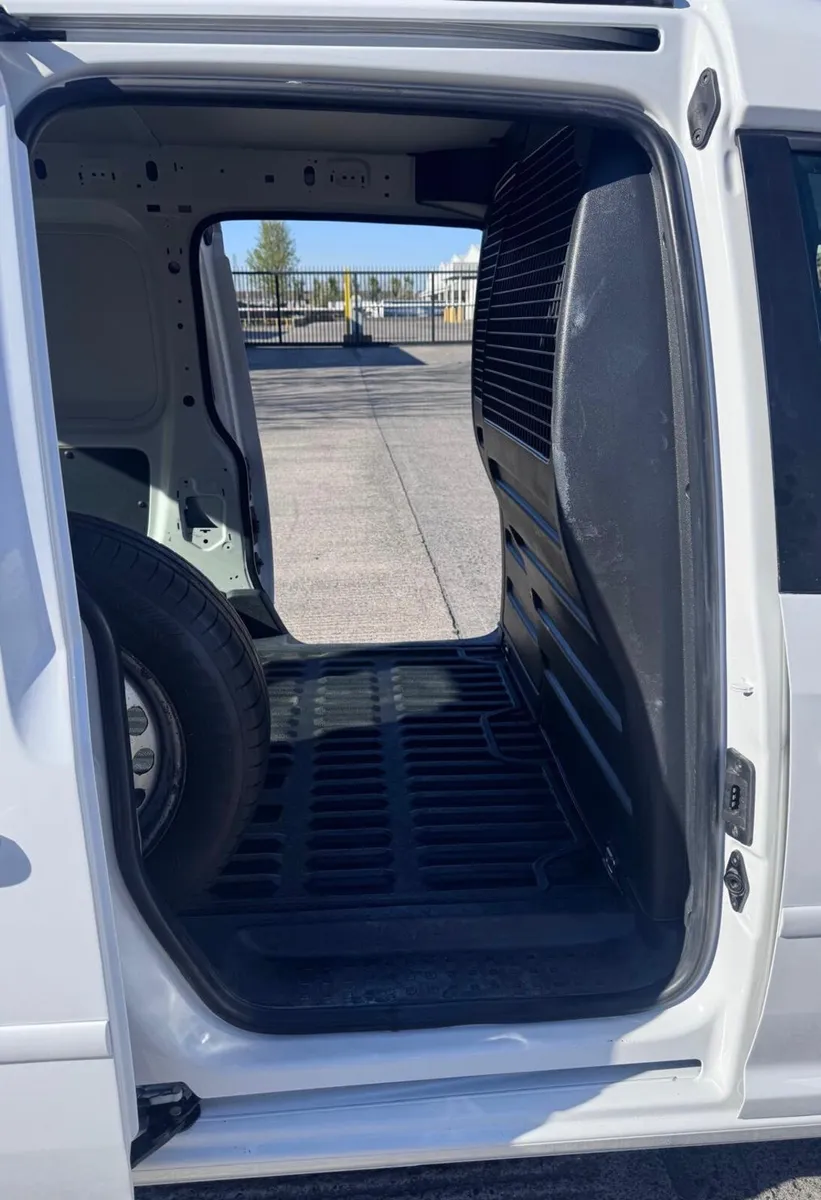 192 Volkswagen Caddy Maxi 2.0 Litre - Image 4