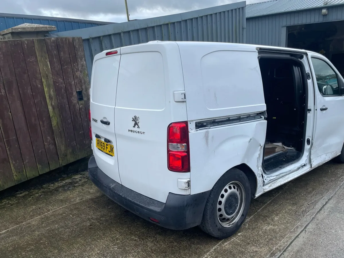 2022 vivaro breaking - Image 1