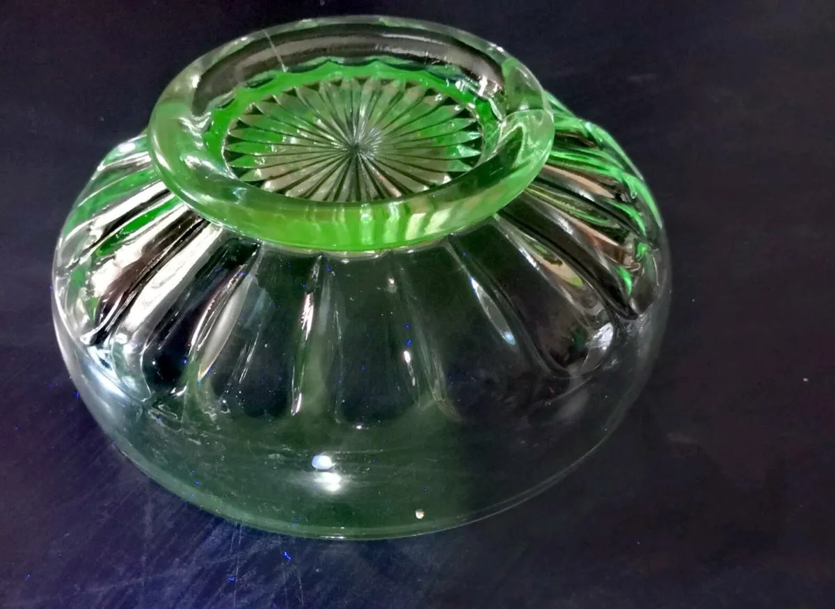 Lovely pressed glass Uranium bowl - Image 3