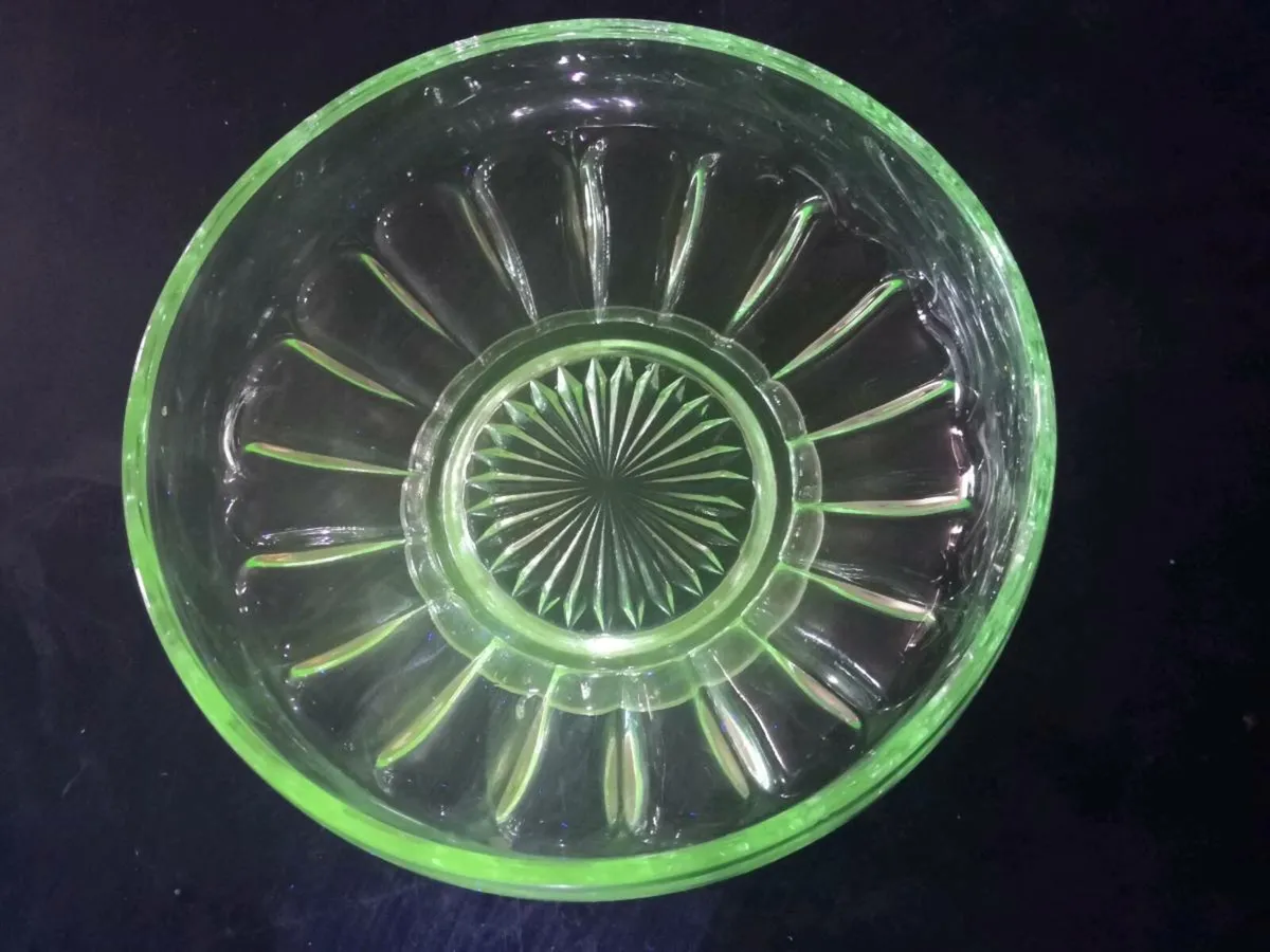 Lovely pressed glass Uranium bowl - Image 4