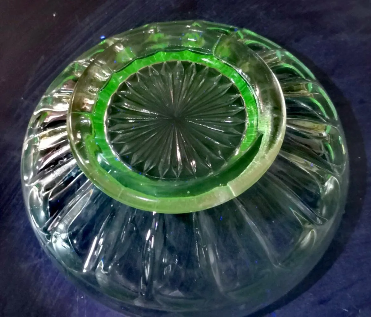 Lovely pressed glass Uranium bowl - Image 2