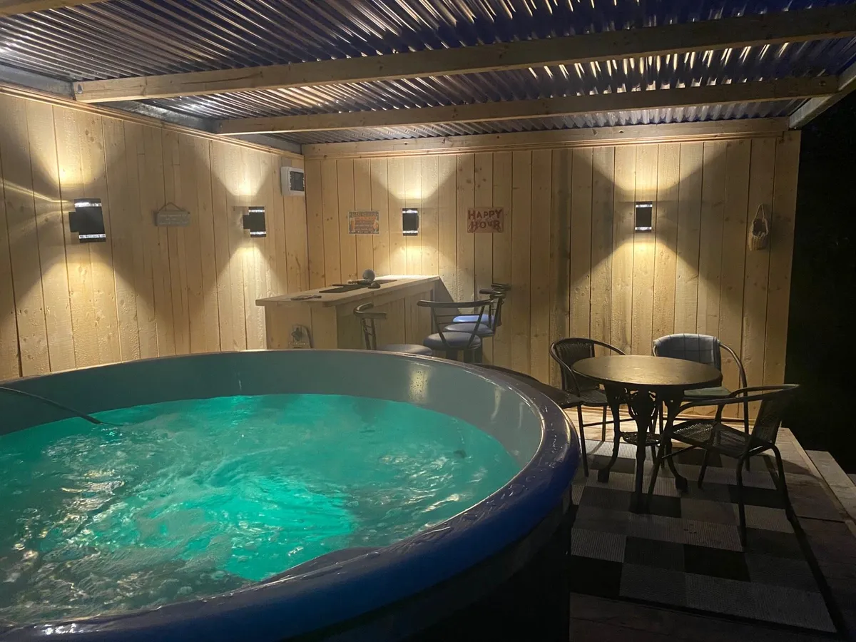 Teach Joe, holiday house, hot tub, bar and lake - Image 1