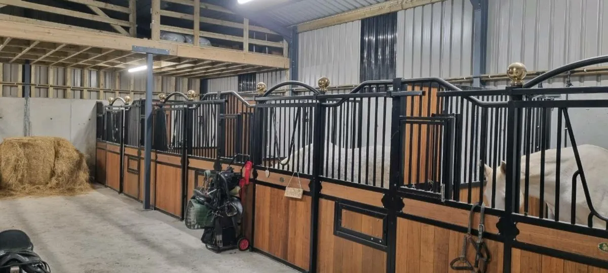 Livery Westport - Image 1