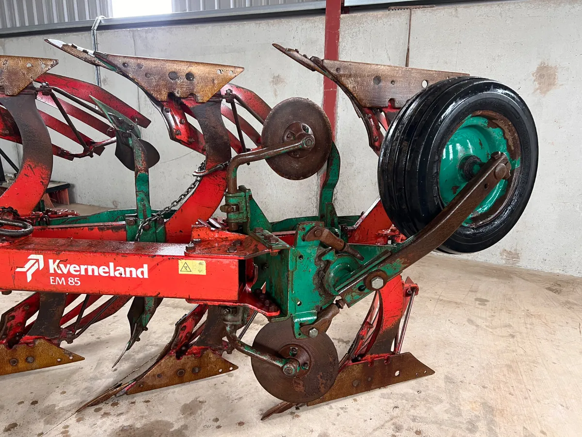 Kverneland EM85 four furrow plough - Image 3