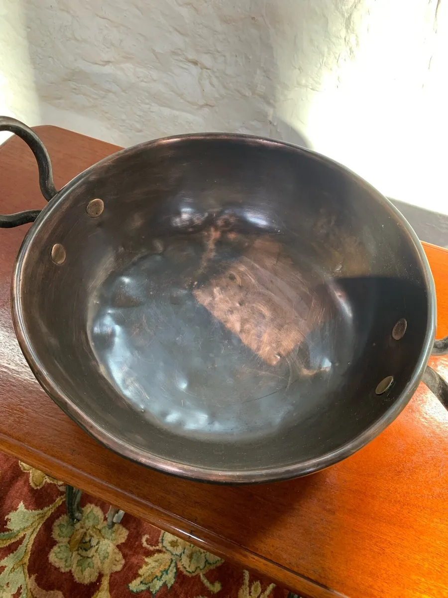 Large heavy antique copper dish. - Image 2