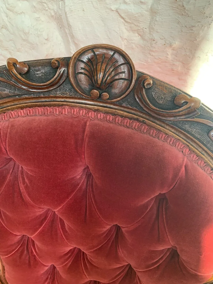 Victorian walnut spoon back chair. - Image 3