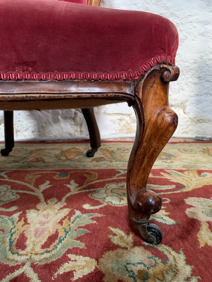 Victorian walnut spoon back chair. - Image 4