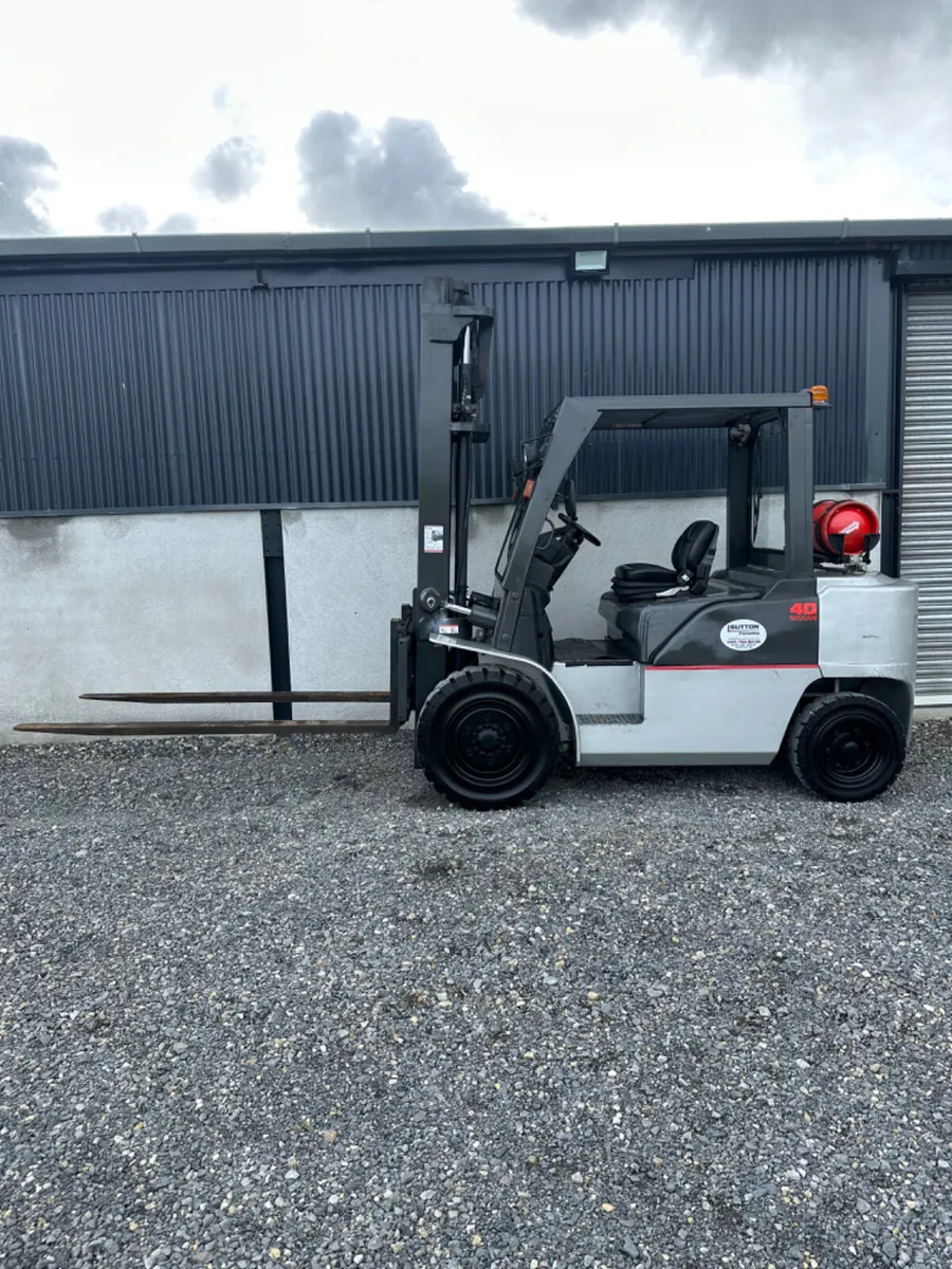 Nissan 4 Ton Forklift - Image 1