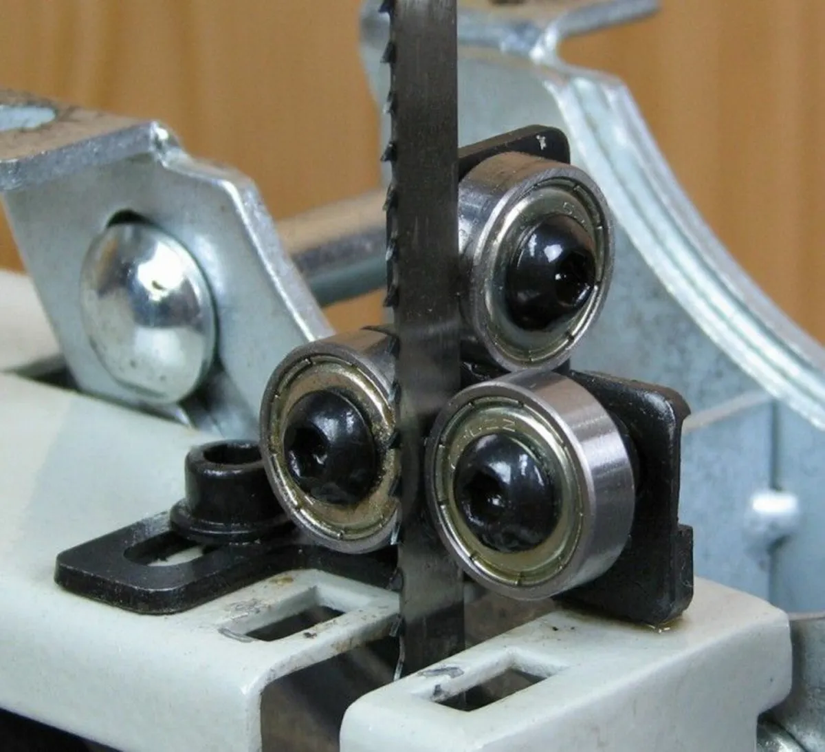 Charnwood B250 10'' Premium Wood Bandsaw c/w Stand - Image 2