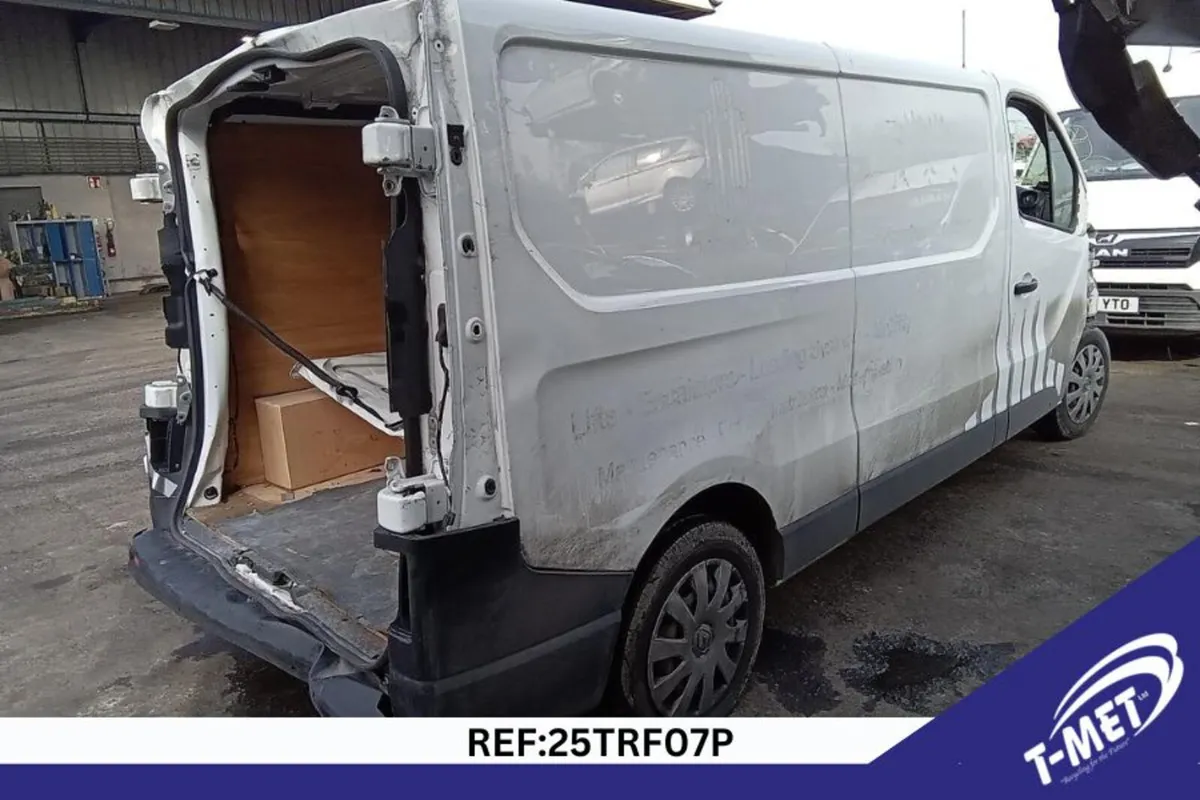 2021 RENAULT TRAFFIC BREAKING FOR PARTS - Image 2