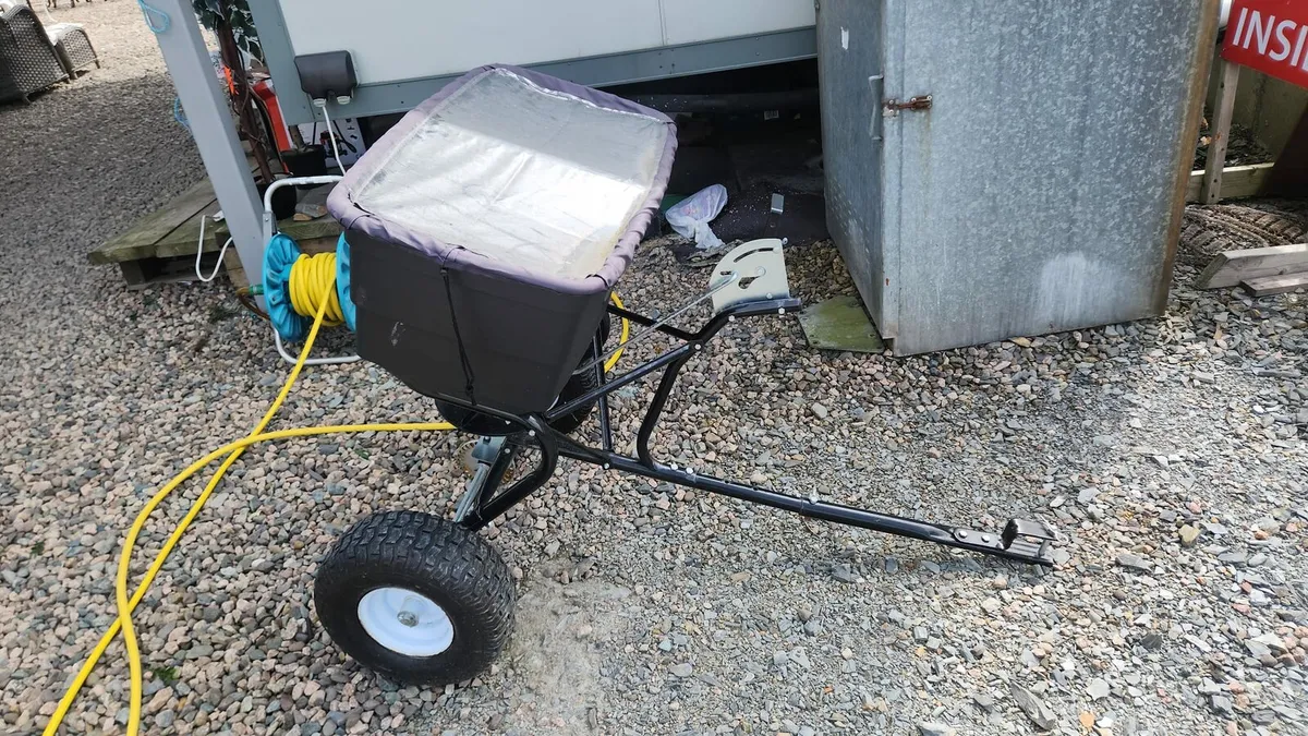 Towable fertilizer spreader quad atv lawnmower - Image 3