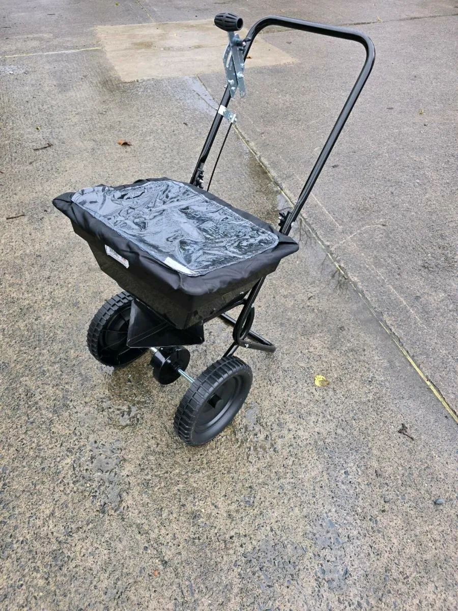 Walk behind lawn Fertilizer Spreader - Image 3