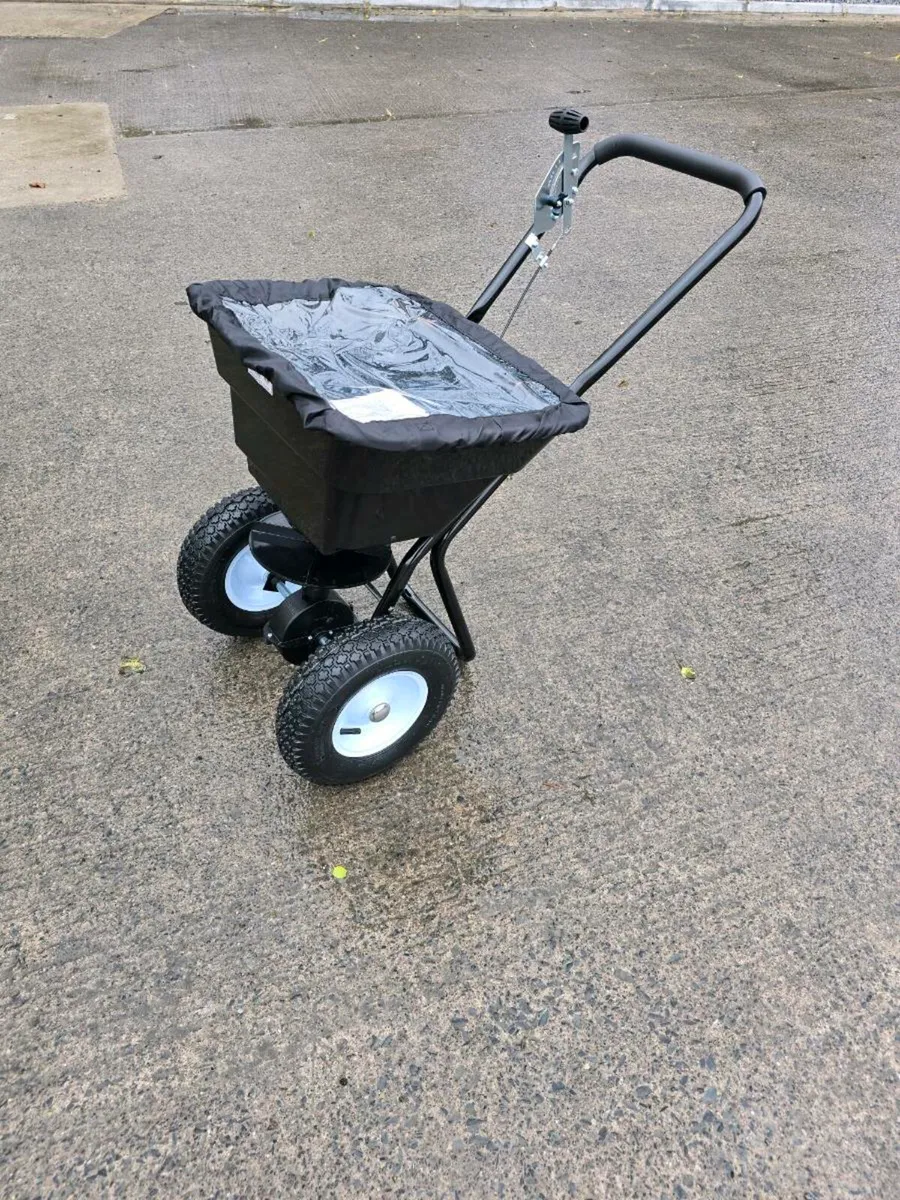 Walk behind lawn Fertilizer Spreader - Image 4
