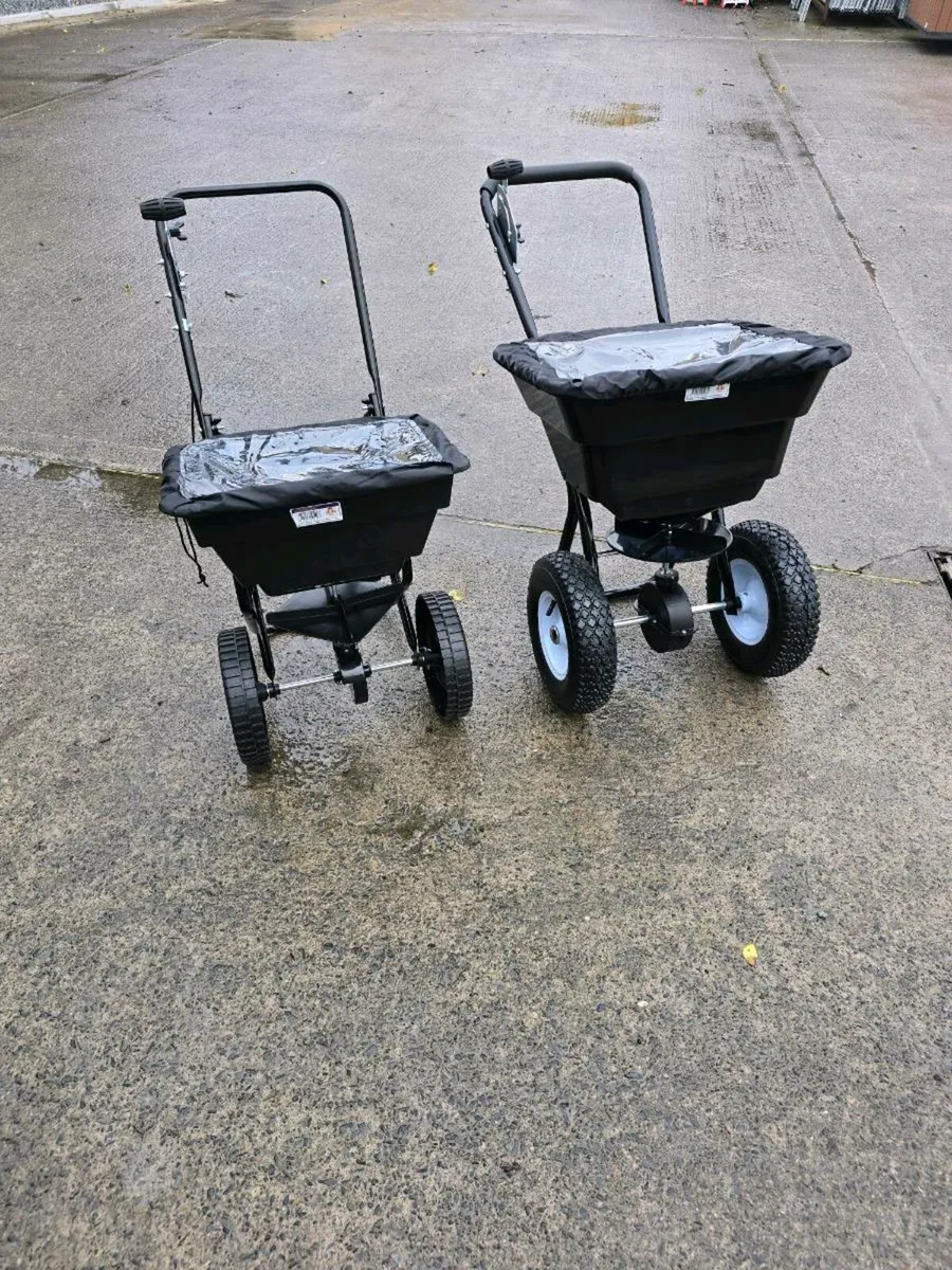 Walk behind lawn Fertilizer Spreader - Image 1