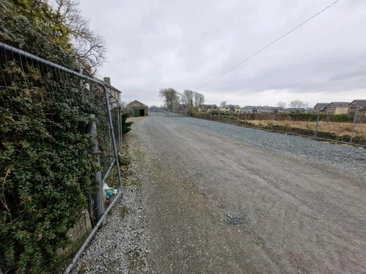 Warehouse and yard - Image 2