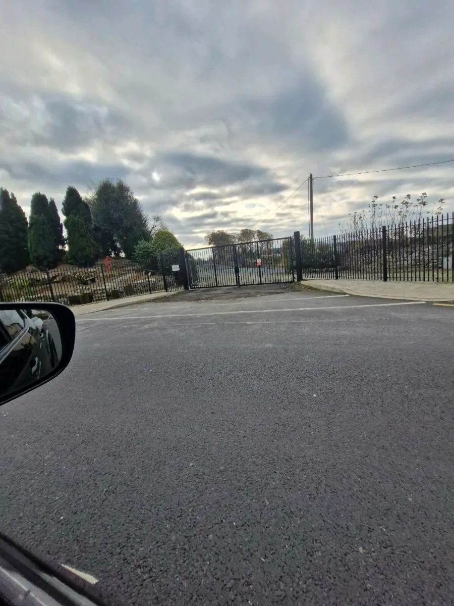 Warehouse and yard - Image 1