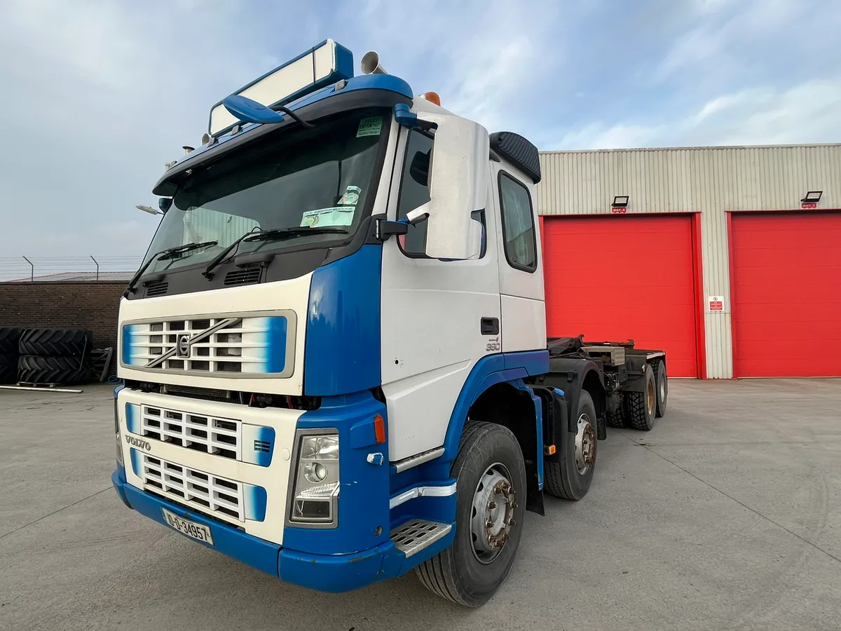 2010 Volvo FM380 8x4 Hook Loader - Image 1