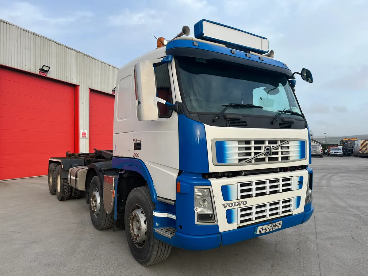2010 Volvo FM380 8x4 Hook Loader - Image 2