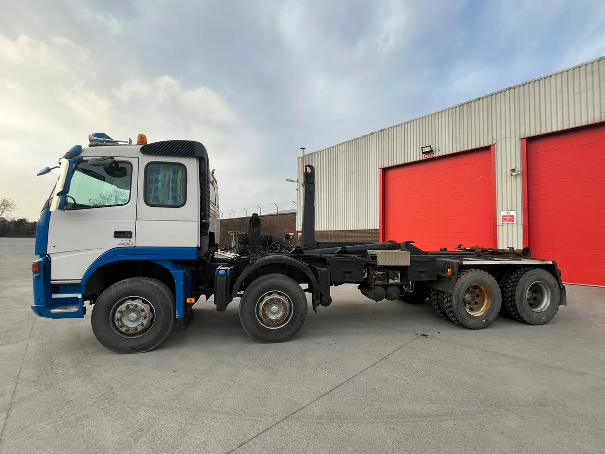 2010 Volvo FM380 8x4 Hook Loader - Image 3