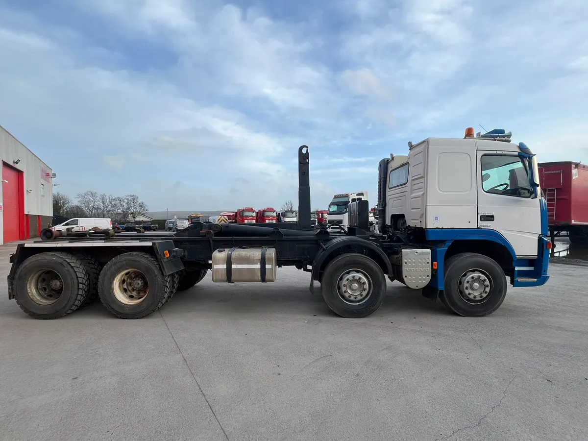 2010 Volvo FM380 8x4 Hook Loader - Image 4