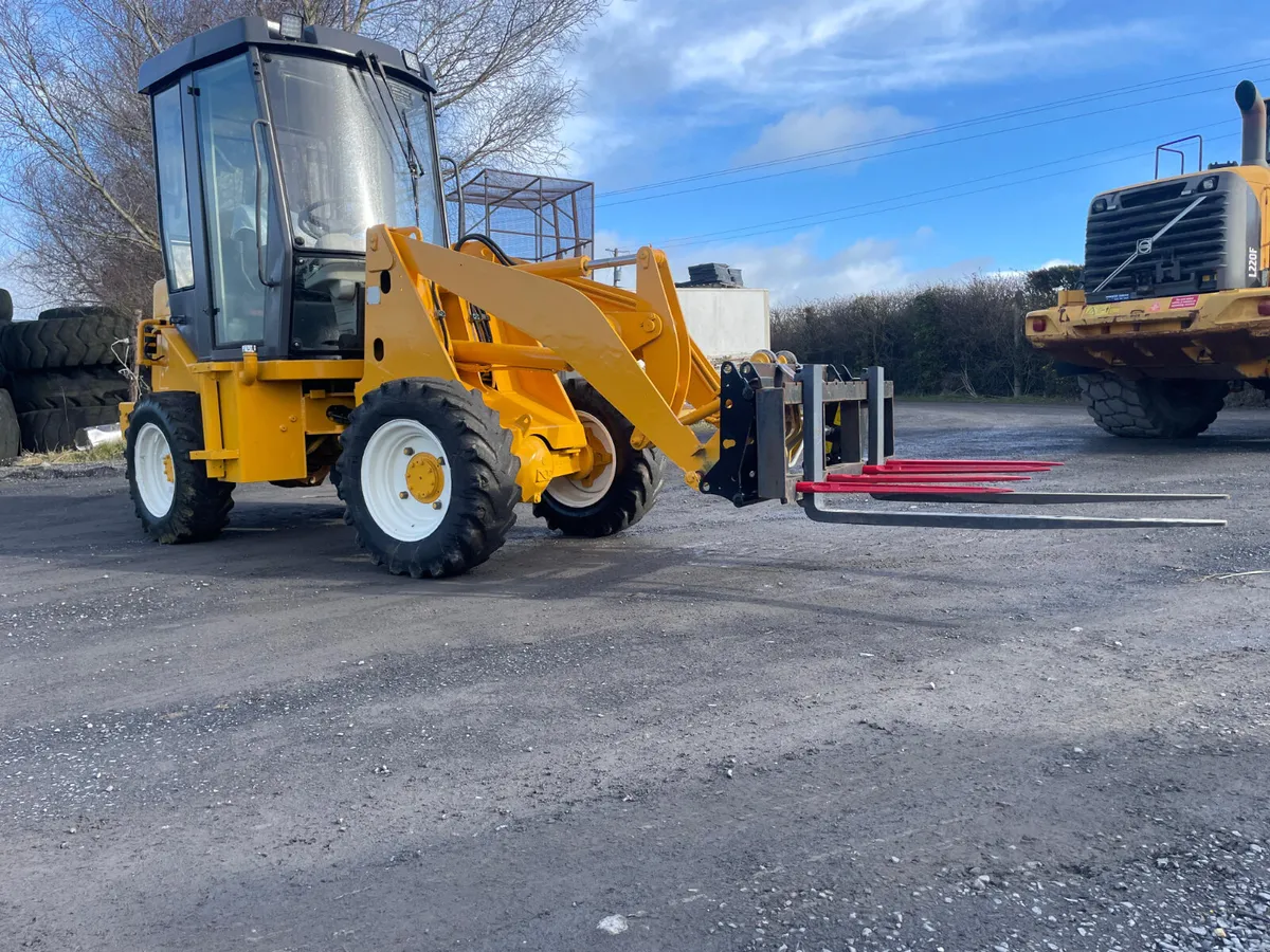 Case 21B Artic Loading Shovel - Image 2