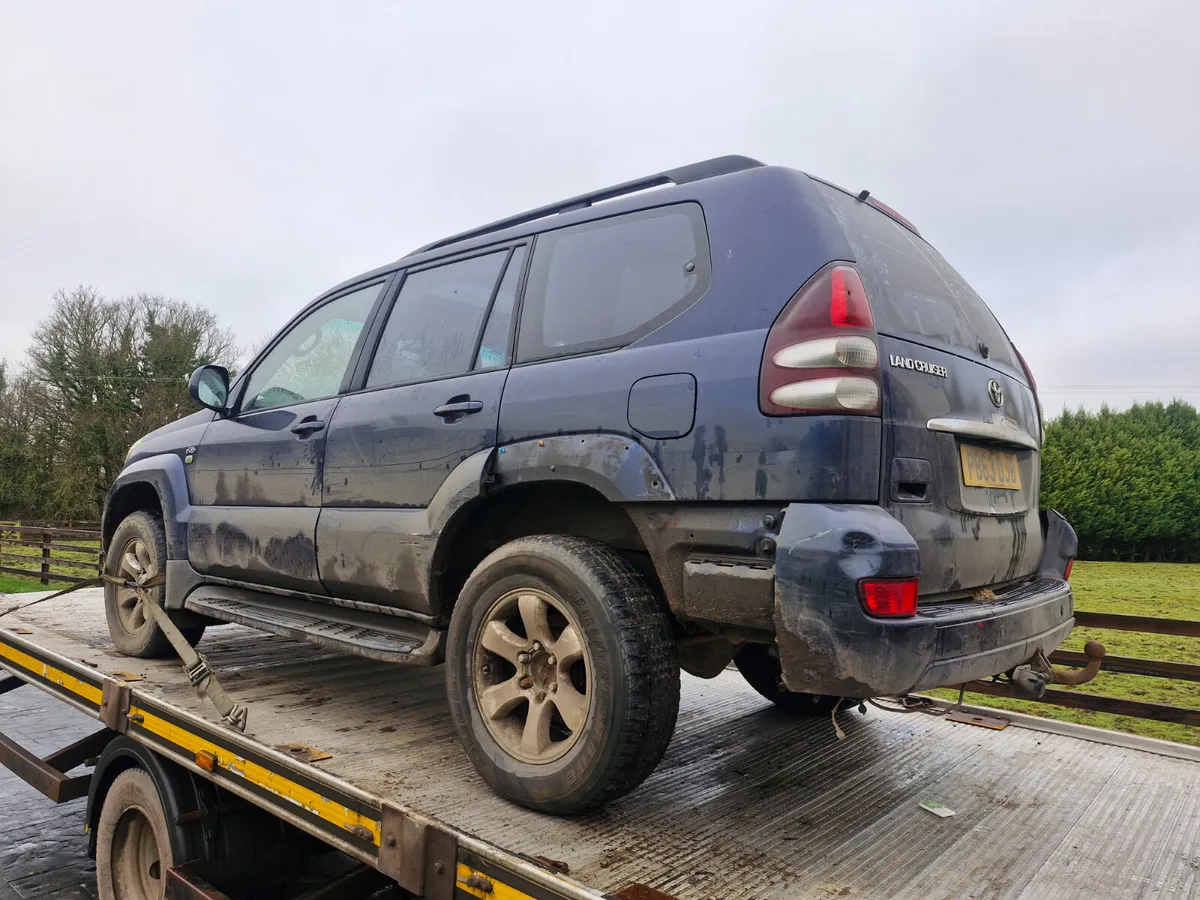 Toyota landcruiser 2004 auto breaking for parts - Image 4