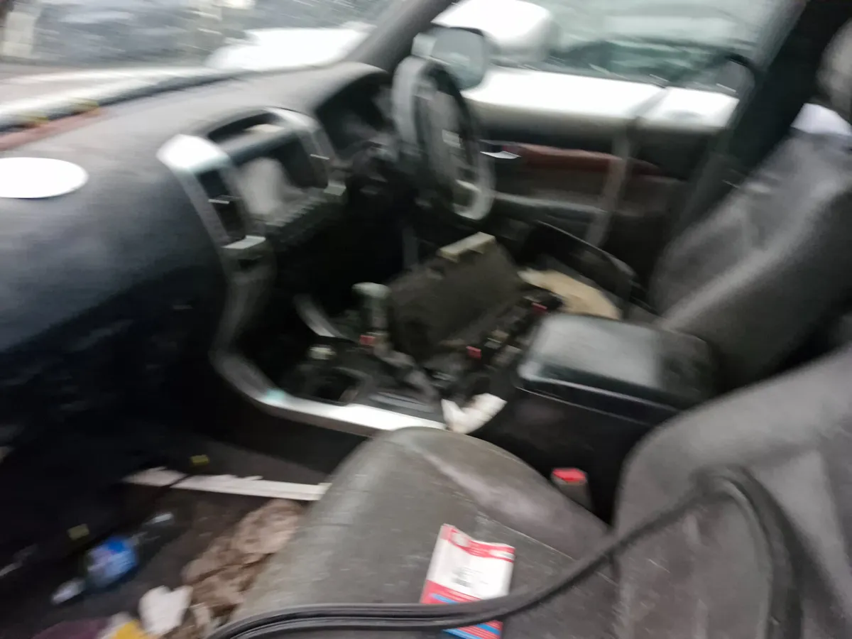 Toyota landcruiser lc5 2008 breaking for parts - Image 3