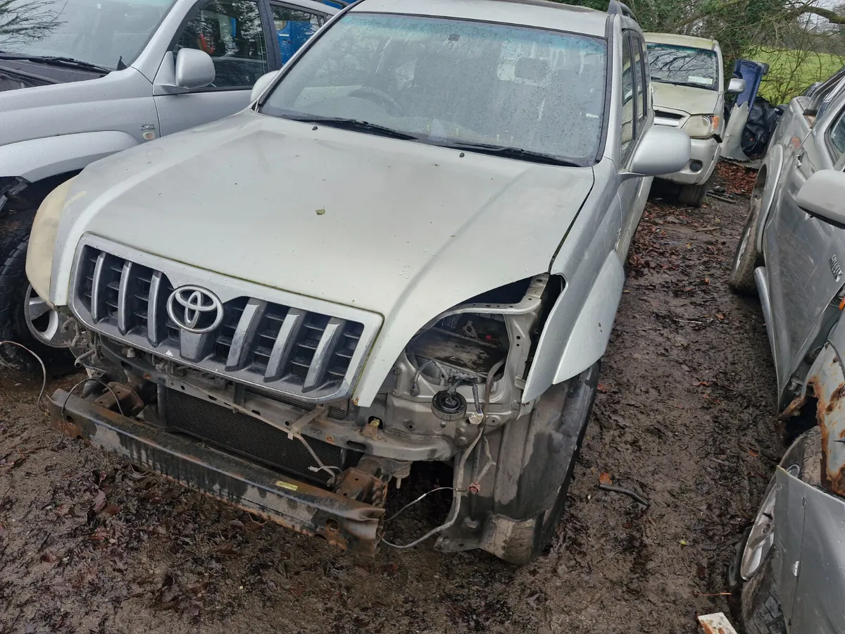 Toyota landcruiser lc5 2008 breaking for parts - Image 4