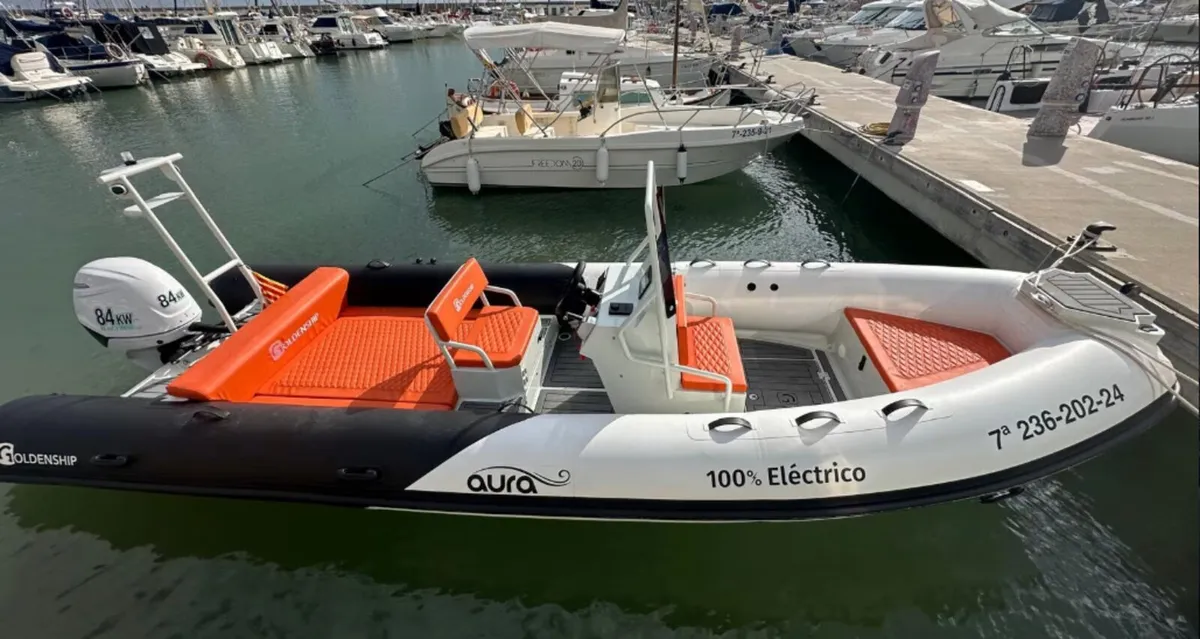 Aura 640 Experience the Future of Boating - Image 2